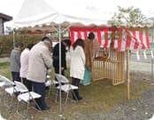 これから家をたてるためにお祓いをします。