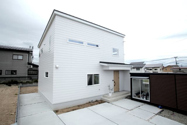 吹抜けと採光で叶えた居心地の良さ