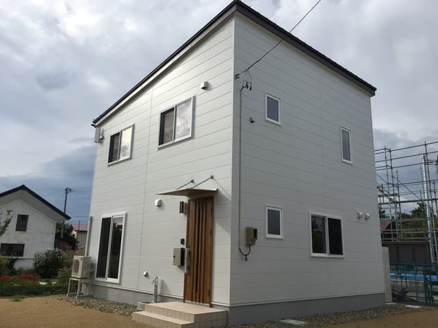 白の外壁が映えるお住まい
